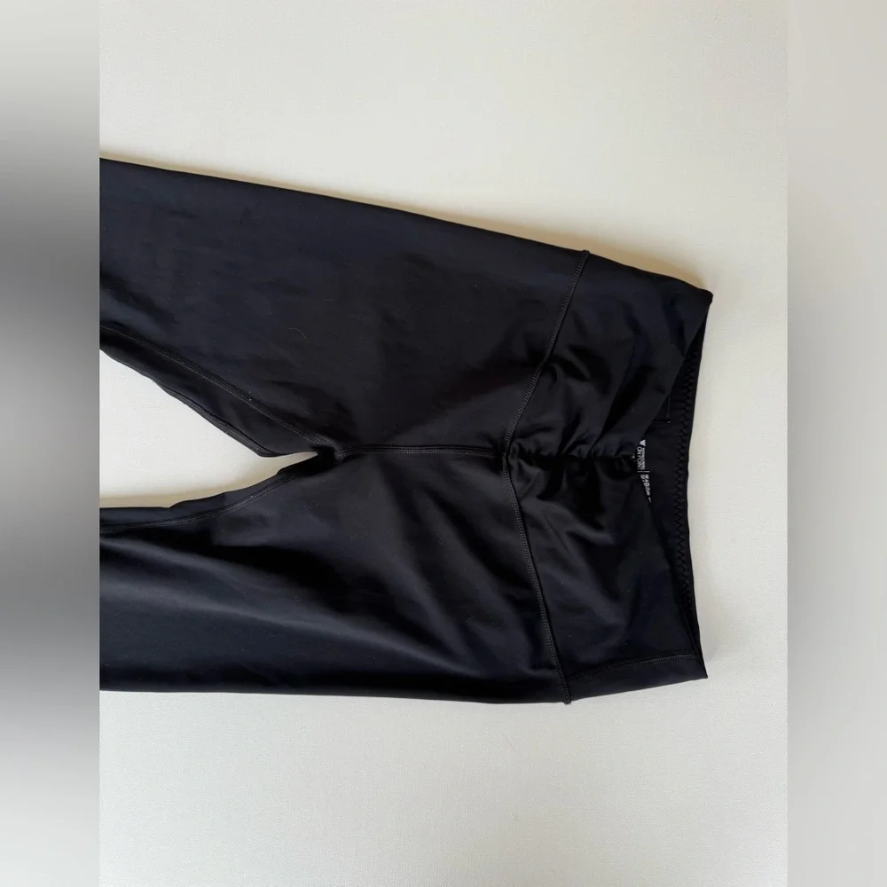 ✨Victoria Secret Sport Black V-Waisted Cropped Leggings ✨ - Picture 5 of 7